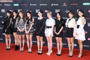 TWICE／右から台湾出身のツウィ、韓国人のジヒョ、チェヨン、ダヒョン、ナヨン、日本人のサナ、ミナ、韓国人のジョンヨン、日本人のモモ