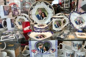 ウィンザー城近くの土産店のショーウインドウ（2018年5月、筆者撮影／東洋経済オンライン）