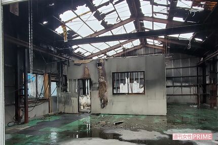 事件現場となった内装会社の内部。長葭さんは奥の事務所内で殴られた後に放火されて亡くなった