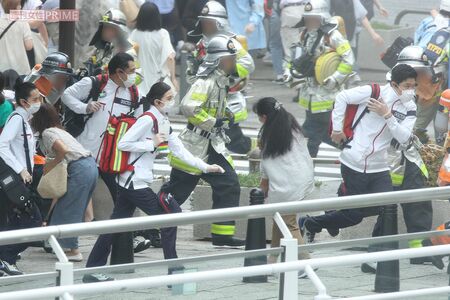 2022年6月、緊迫したシーンの撮影をする映画『TOKYOMER』出演者ら