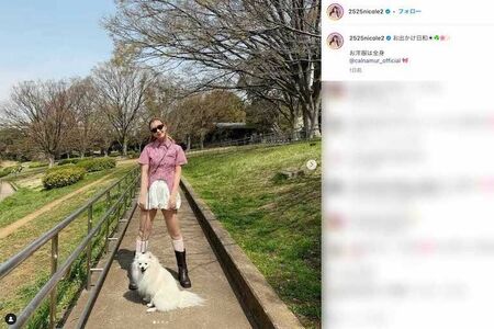 愛犬との散歩ショットを披露した藤田ニコル。丈の短いバルーンスカートで大胆に太ももを露出(本人のインスタグラムより)