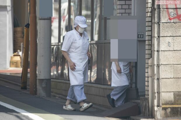 洋菓子店の事務所から作業着姿で現れた小室佳代さんは帽子を深くかぶっていた