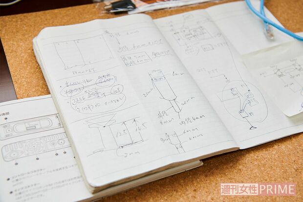無線機を完成させるにあたって、「設計プランはほとんど自分の頭の中にある。それを書いておかないとすぐ忘れちゃう」。ノートには設計図などがビッシリ　撮影／山田智絵