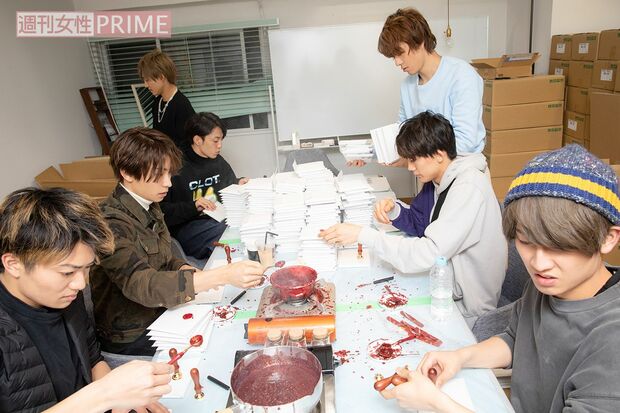 黙々と作業している僕らがこちら。ね、真剣でしょ!?　撮影／矢島泰輔