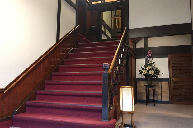玄関をくぐると撮影必至の“映えスポット”、雰囲気のあるY字路階段