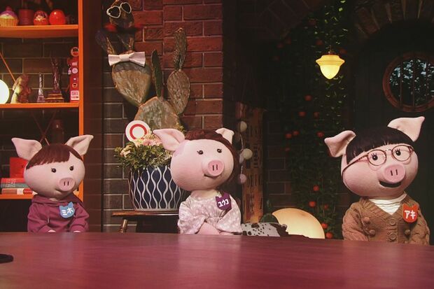 2週間をかけて制作したゲストのブタの人形は、ヘアスタイルや衣装によって本人の雰囲気を再現　（C）NHK