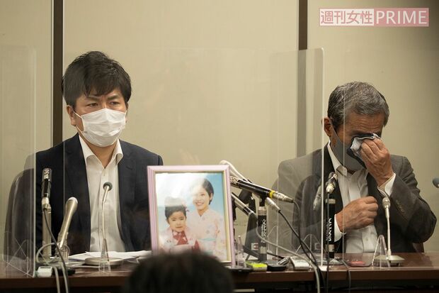 '20年8月、初公判後に記者会見を行う松永さん（左）と上原さん