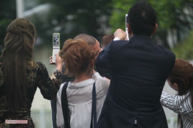 '12年、泥酔状態で女性とディープキスする様子を一般人に撮られまくる内山信二