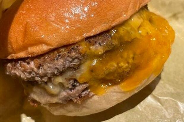 ロッテリアの名物となっている絶品チーズバーガーのビーフパティ増量版がダブル絶品チーズバーガー（770円）。小ぶりだが、チーズとビーフパティの旨味が圧縮されたかのような強い満足感を得られる（筆者撮影／東洋経済オンライン）