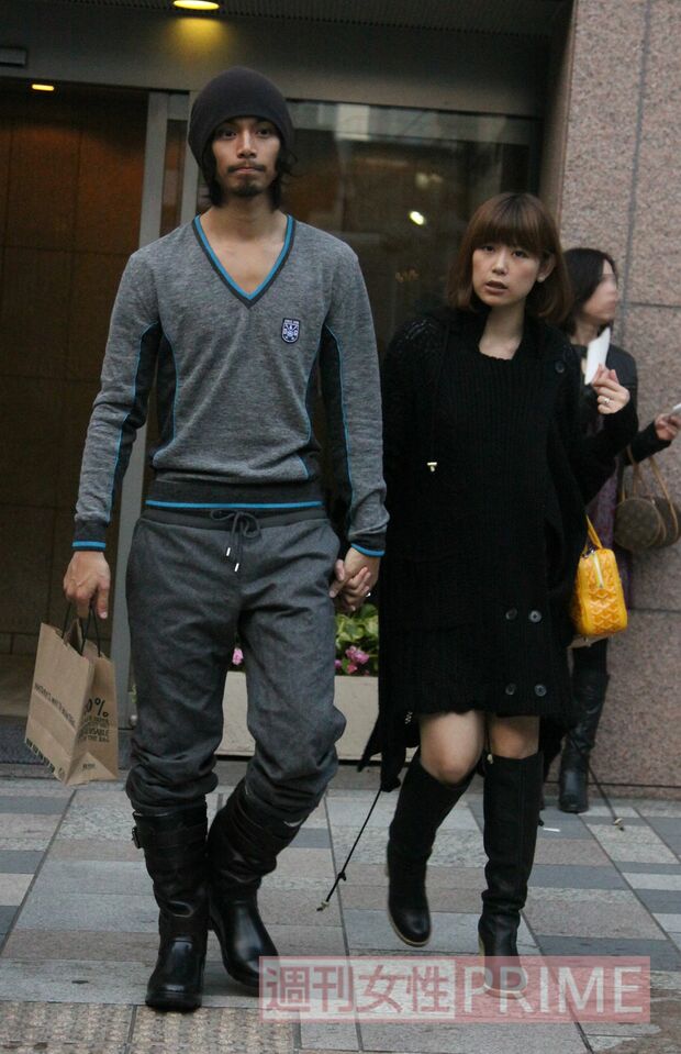 ’09年10月、都内で買い物をする水嶋ヒロ・絢香夫妻