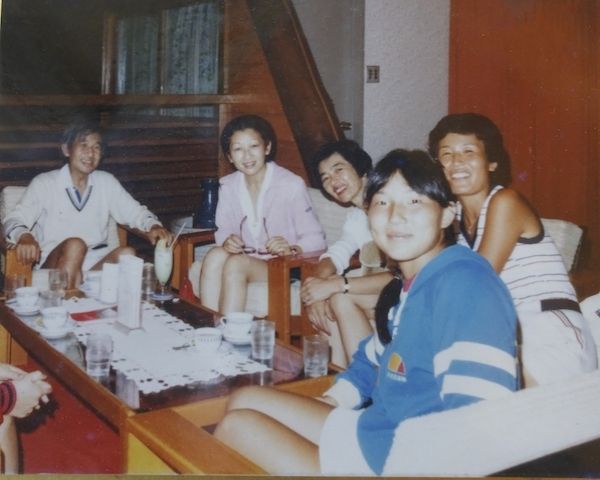  テニスの後、篠原さん（右端）らテニス仲間と歓談され和やかな様子の両陛下（'80年代）