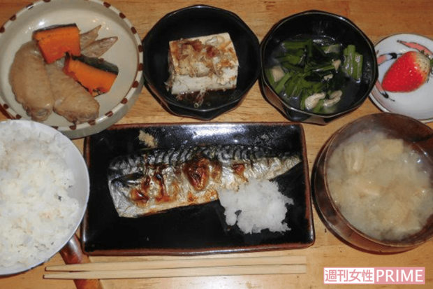 日本家族再生センターの夕食。「所長の手作りでおいしいものを食べてほしい」と話す