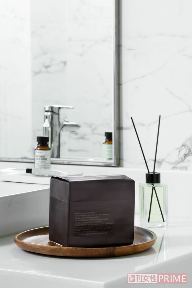 羽を長めに、余分な四隅をカットするなど形にこだわった生理用ナプキン。中身が透けにくい落ち着いた色みの個包装。『エリス 素肌のきもち 超スリム シンプルデザイン』20個入り 425円※／大王製紙　