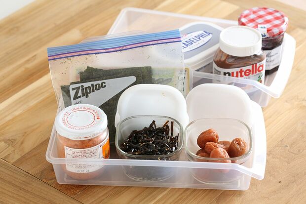 【F】取り出しやすくまとめる。バターやジャムをひとつにまとめた“朝食セット”や、保存食材をまとめた“お弁当セット”など、用途や使うタイミング別にざっくりとひとまとめ。散らからず、残量も把握しやすく、サッと取り出せて便利！