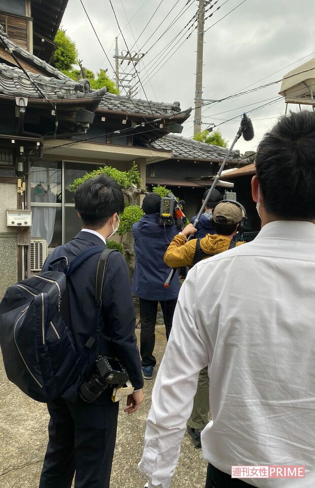 7日、逮捕報道直後の岡庭実家。マスコミが周囲を囲んでいた