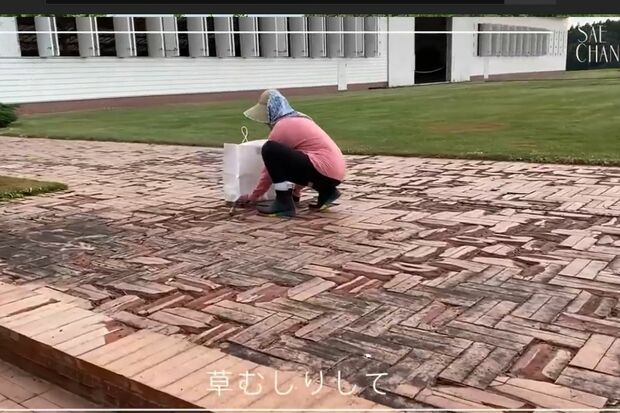 経営する牧場で作業をする紗栄子（YouTubeより）