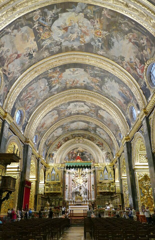 まぶしいくらい豪華な聖ヨハネ大聖堂。大理石の床は騎士の墓標で側面には騎士の出身国の8つの礼拝堂がある　写真／白石あづさ