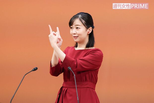 『会う』の手話。 両手の人さし指を向かい合わせ、同時に近づける（『全国高校生手話パフォーマンス甲子園』で手話を披露された佳子さま）