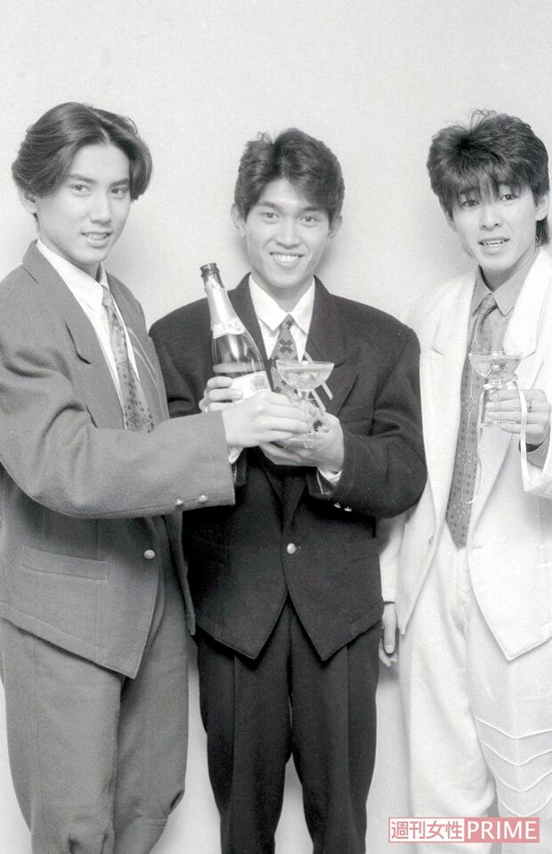 シャンパンを手に20歳のお祝いを。肩パッドとすそのカットが印象的な当時流行ったデザインのスーツに身を包んだ'85年の3人