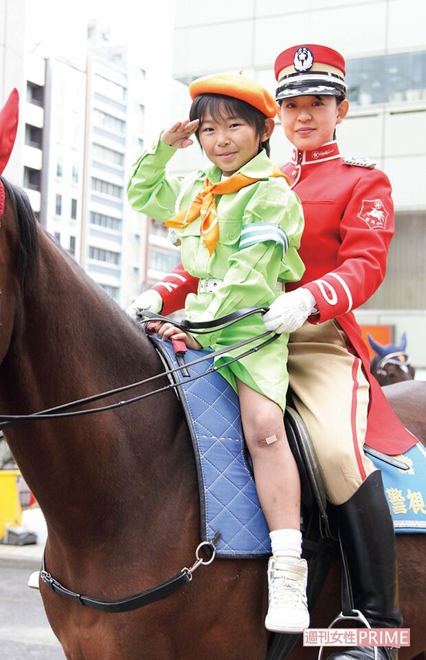 5年生の春に「親子交通安全教室」にゲスト出演('12年)。ひざの絆創膏は元気の証!