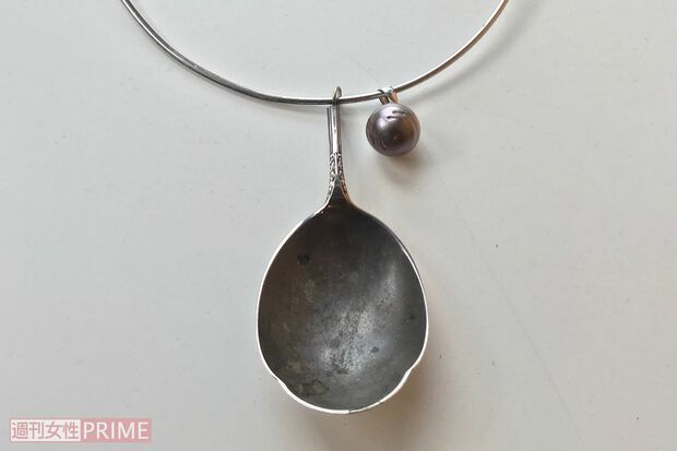 スプーンの隣についているブラックパールは、20年以上前に母親から譲られたもの