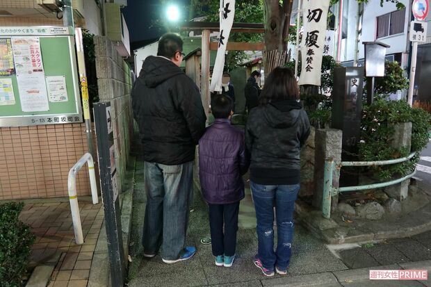 親子3人でお参りにきた岡本太さん（仮名）一家（※画像は一部モザイク加工しています）
