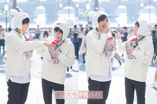 「ポップコーンは塩味派」と言いつつ横田くんのキャラメル味を食べちゃう財木くん。コンパクトなスーベニアケース入りのポップコーンはポップコーンワゴンで1200円。撮影／廣瀬靖士　(c)Disney