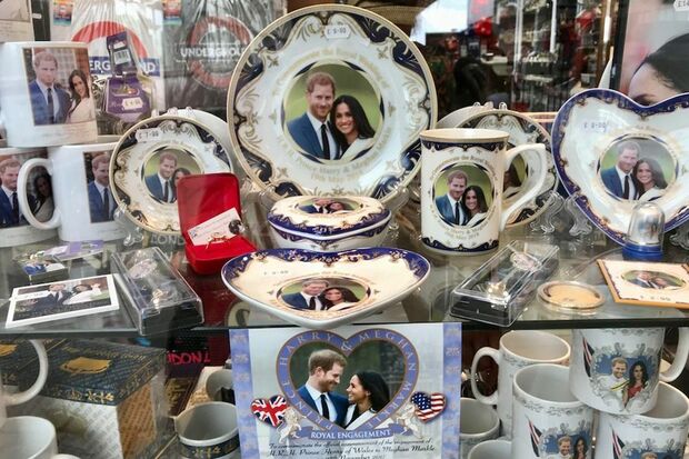 ウィンザー城近くの土産店のショーウインドウ（2018年5月、筆者撮影／東洋経済オンライン）