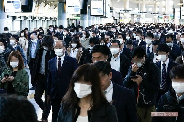マスクが日常になった2年間、外せる日はいつに（JR品川駅）