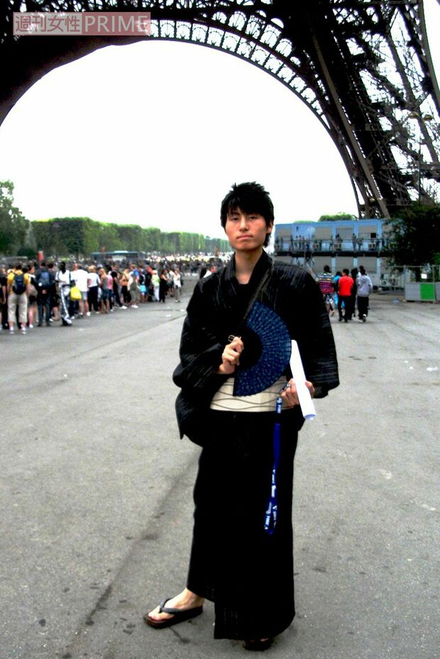 フランス旅行でポーズをとる容疑者（本人フェイスブックより）