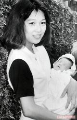 '89年に芸能活動を再開。外科医の男性と結婚し、'90年9月には第1子を出産してママになった