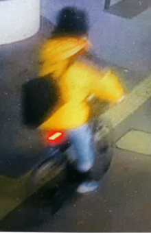 走り去る後ろ姿の容疑者（茨城県警提供）