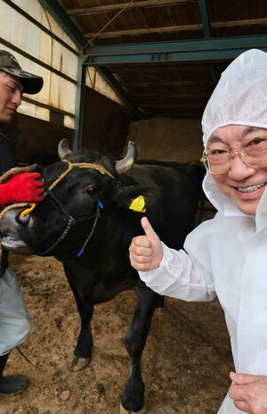 飛騨牛を直接買いつけに行った高須院長（高須克弥さん提供）