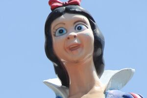 D社の白雪姫の服装に激似ではあるが……。（撮影／関上武司）