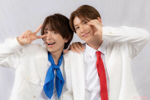 『MATSURI』小野寺翼（左）と『SHOW-WA』寺田真二郎　撮影/伊藤和幸、ヘアメイク/服部ゆりあ、森村まほ、寺澤はるか（CONTINUE）、衣装デザイン/鈴江英夫（H）