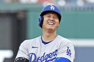 現地時間2026年4月4日、ナショナルズ戦で塁に出て笑顔を見せたドジャース大谷翔平/共同通信