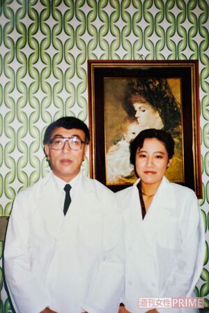 市立病院を辞めて、父(左)のもとで働こうと決意した31歳のころ