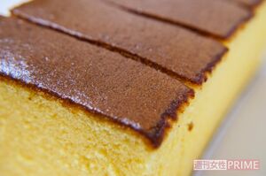 パウンドケーキとカステラの原料はほぼ同じ。バターが使われているかどうかに差がある。油脂が使われると洋菓子、使われないと和菓子と考えることもできる