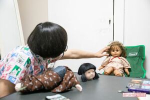 首が取れた孔子くんと、１番古い付き合いの人形だというみゆき　撮影／矢島泰輔