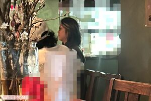 個室には入らずに、カウンターに座った高木雄也