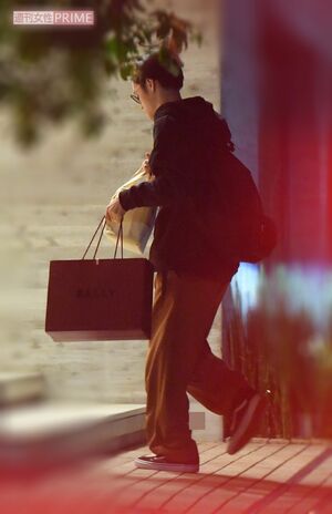 2019年12月、水川あさみとの愛の巣に帰宅する新婚ホヤホヤの窪田正孝