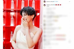 肩出しドレスを着用し、キャスターの時とは異なる表情を見せるホラン千秋（本人インスタグラムより）
