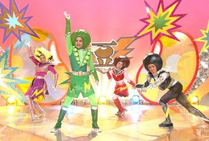 エンドウ豆（？）に扮したゆういちろうお兄さんらが、歌って踊った10月の歌『おまめ戦隊ビビンビ〜ン』