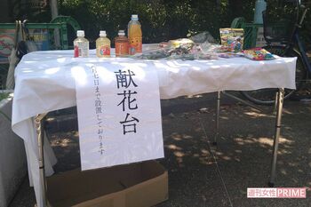 事故現場近くにある献花台。女児を偲んでジュースやお菓子などが供えられている