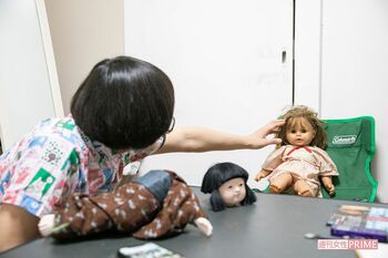 首が取れた孔子くんと、１番古い付き合いの人形だというみゆき　撮影／矢島泰輔