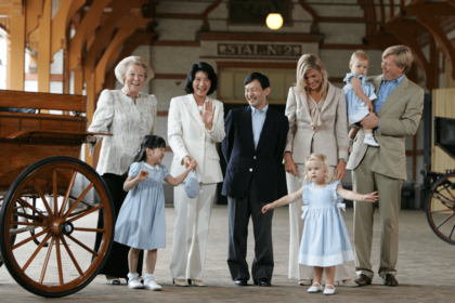 オランダご静養にて、同国の女王や王族方と馬車庫を見学されたご一家（'06年8月）