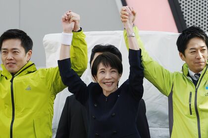 高市首相の選挙第一声は、維新の吉村洋文代表（左）と藤田文武共同代表に挟まれ“両手に花”でアクセル全開（1月27日、東京・秋葉原）　写真／共同通信