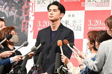 '20年3月、涙の謝罪会見を行う東出。だがその後、杏とは離婚