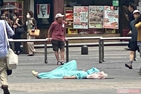 着ぐるみの女性が寝ている