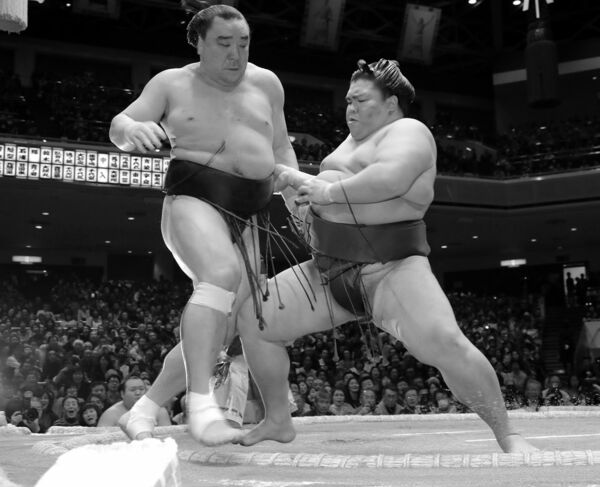 初金星を日馬富士から上げた御嶽海。場内は座布団が舞った(一月場所2日目)